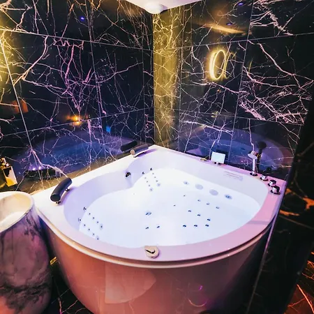 Room, Sauna Et Jacuzzi